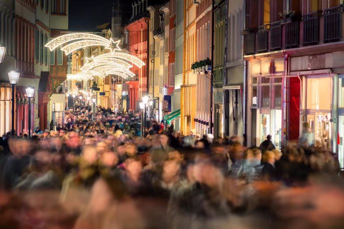 Archivo - Large crowd of people hustling and shopping in a pedestrian area in Heidelberg, Germany, for Christmas