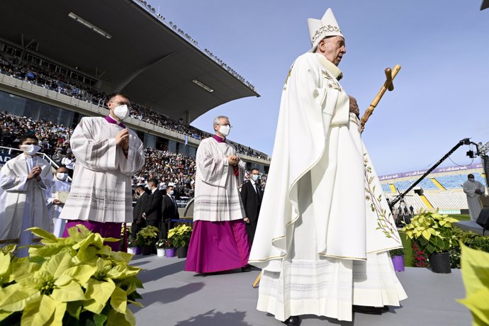 El Papa Francisco dirige una misa en el Estadio GSP de Nicosia como parte de una visita de tres días a Chipre. Foto: Vatican Media/ANSA via ZUMA Press/dpa 
