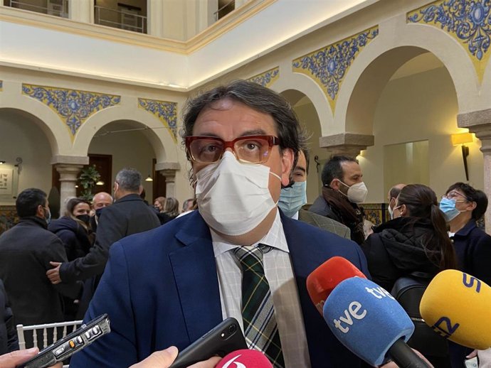 El vicepresidente segundo de la Junta  y consejero de Sanidad y Servicios Sociales, José María Vergeles, atiende a los medios de comunicación