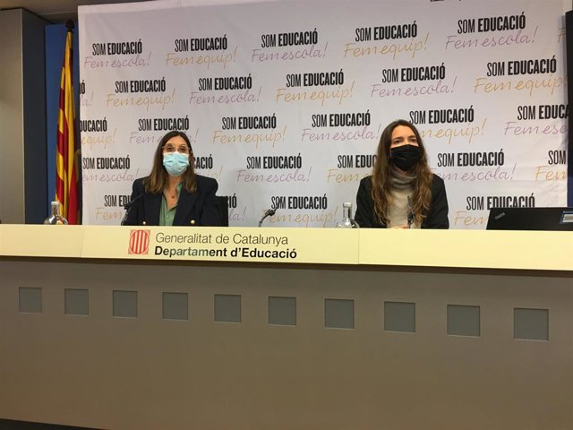 (I-D) La Secretaria General De Educación, Patrícia Gomà, Y La Responsable De Los Programas Intersectoriales De Infancia Y Adolescencia, Laia Asso