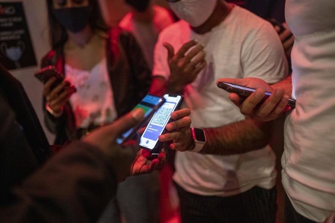 Archivo - Arxiu - Una persona mostra un codi QR per a entrar a un local d'oci nocturn  en una imatge d'arxiu