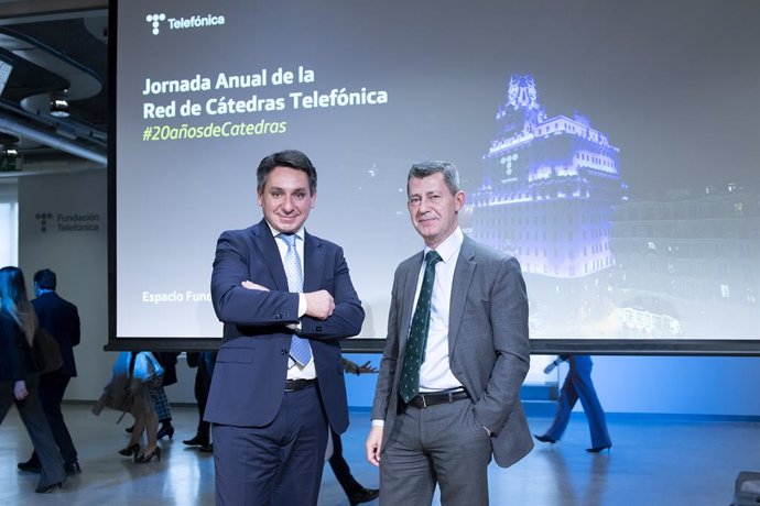 Antonio Bengoa (izquierda), director de Relaciones Institucionales de Telefónica España y Nicolas Oriol (derecha), Secretario General y director de Regulación de Telefónica España, en un evento por el 20 aniversario de la Red de Cátedras de Telefónica.