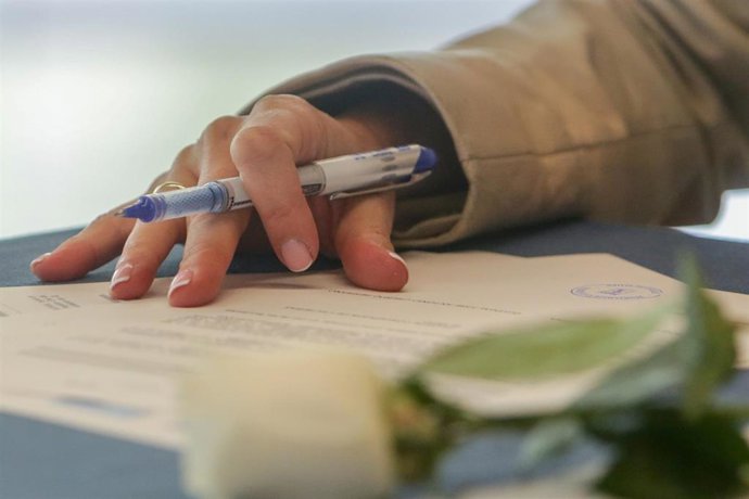 Archivo - Detalle de una contrayente firmando durante la celebración de su boda