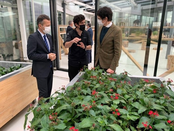 El consejero de Educación, Jokin Bildarratz, el cocienero Eneko Atxa y el diputado general de Bizkaia, Unai Rementeria,