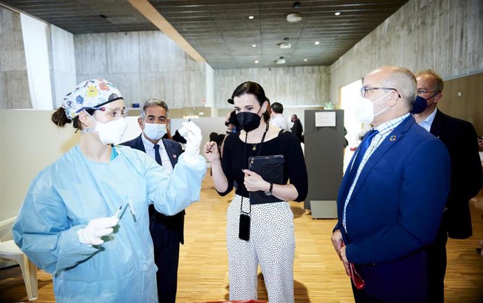 Archivo - El presidente de Cantabria, Miguel Ángel Revilla (i); la alcaldesa de Santander, Gema Igual (centro); y el consejero de Sanidad, Miguel Rodríguez (d), en el dispositivo de vacunación del Palacio de Exposiciones 