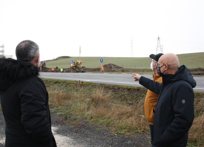 El consejero de Cohesión Territorial, Bernardo Ciriza, y los alcaldes de Orkoien, Carlos Arróniz, (a la izquierda), y de la Cendea de Olza, Moisés Garjón (a la derecha), visitan las obras de desdoblamiento de la NA-700 entre Orkoien y Arazuri
