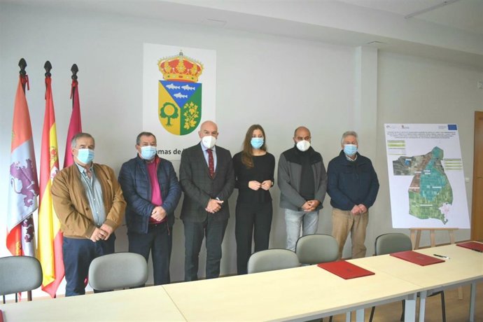 El consejero de Agricultura, Ganadería y Desarrollo Rural, Jesús Julio Carnero, junto a la delegada territorial en León, Ester Muñoz, -ambos en el centro- en la firma de un convenio en Llamas de la Ribera.