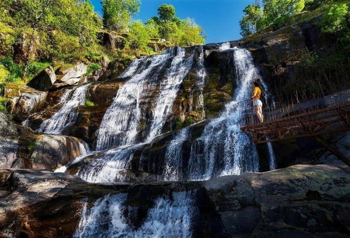 Archivo - Una cascada de agua en el Valle del Jerte.