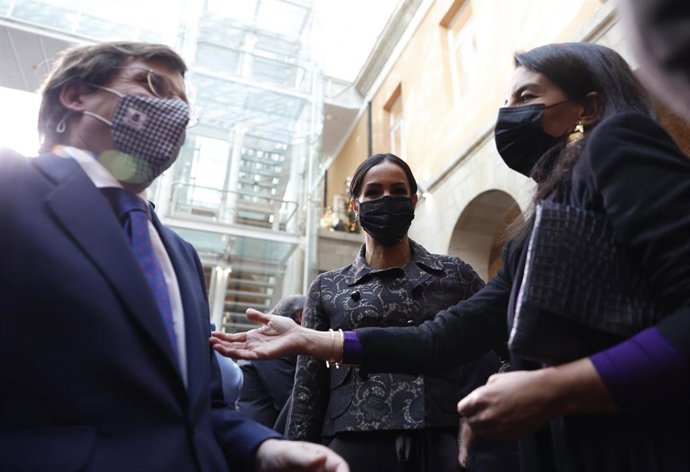 (I-D) El alcalde de Madrid, José Luis Martínez-Almeida; la vicealcaldesa Begoña Villacís y la portavoz de Vox, Rocío Monasterio, en los actos conmemorativos del 43 aniversario de la Constitución Española, en la Puerta del Sol, a 3 de diciembre de 2021,