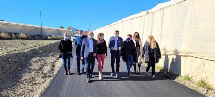 El consejero Antonio Luengo comprueba el estado del camino rural de Mazarrón a Los Lorentes, una vez finalizadas las obras llevadas a cabo la Comunidad.