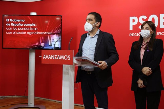 Los diputados nacionales del PSOE Juan Luis Soto y Marisol Sánchez en rueda de prensa