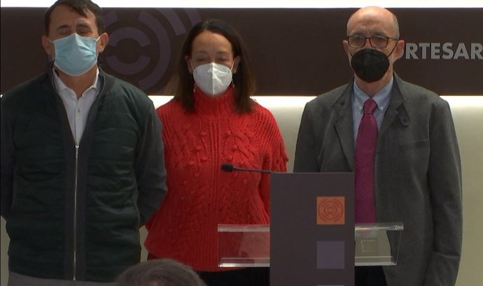 Archivo - La portavoz de Hacienda del Partido Popular en las Cortes de Aragón,  Carmen Susín, junto a representantes de la asociación 'Aragón Stop Sucesiones y Plusvalía'.