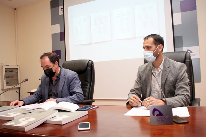 Benito Serrano (izda) y Enrique Rubio presentan el Cancionero Soriano.