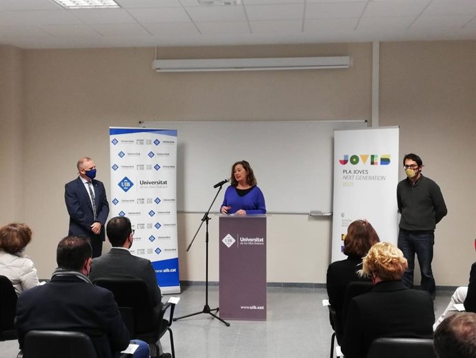 El rector de la UIB, Jaume Carot, la presidenta del Govern, Francina Armengol, y el conseller de Modelo Económico, Turismo y Trabajo, Iago Negueruela, presentan en la UIB los programas de empleo para jóvenes financiados con fondos Next Generation.