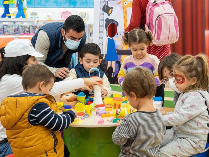 Toys "R" Us lanza su nueva campaña navideña animando a los padres a visitar con los más pequeños de la casa las tiendas de juguetes para comprobar qué es lo que más emoción les hará recibir esta Navidad