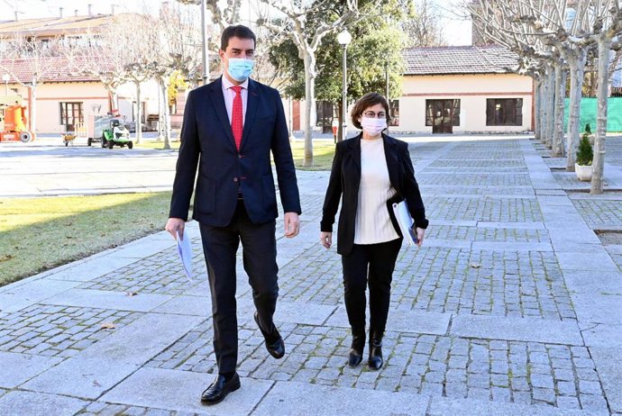 El consejero de la Presidencia, Ángel Ibáñez, acompañado por la directora general de Función Pública, Paloma Rivero.