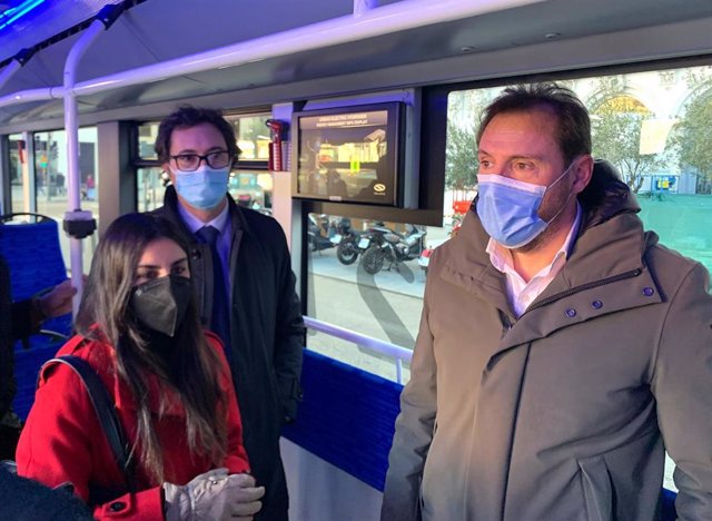 El alcalde de Valladolid, en el autobús propulsado por hidrógeno que se ha probado esta semana.