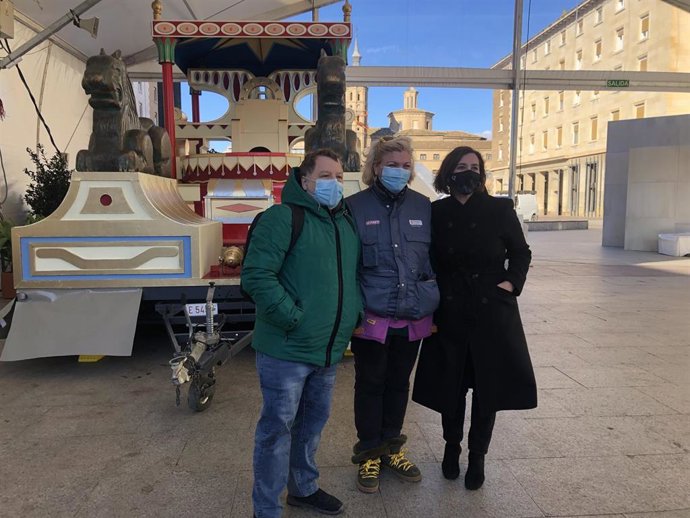 La consejera municipal de Cultura visita los preparativos del decorado navideño de la plaza del Pilar