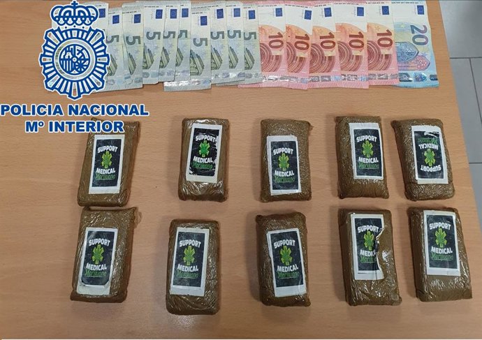 Droga intervenida a los dos detenidos en Rota.
