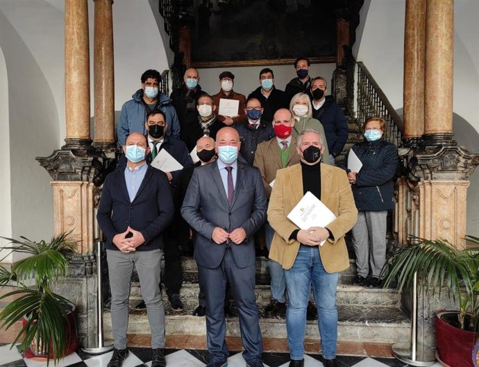 El presidente de la Diputación de Córdoba, Antonio Ruiz (centro), y el delegado de Empleo, Miguel Ruz (izda.), junto a representantes de las entidades beneficiarias.