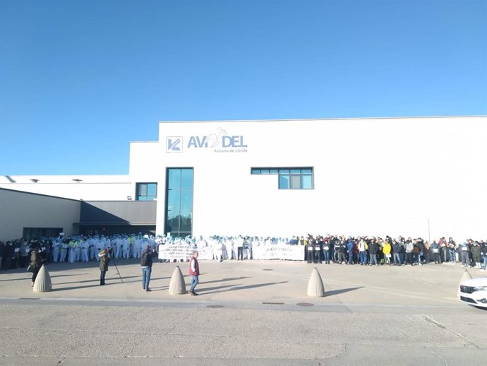 Concentración de los trabajadores reclamando poder trabajar durante la huelga.