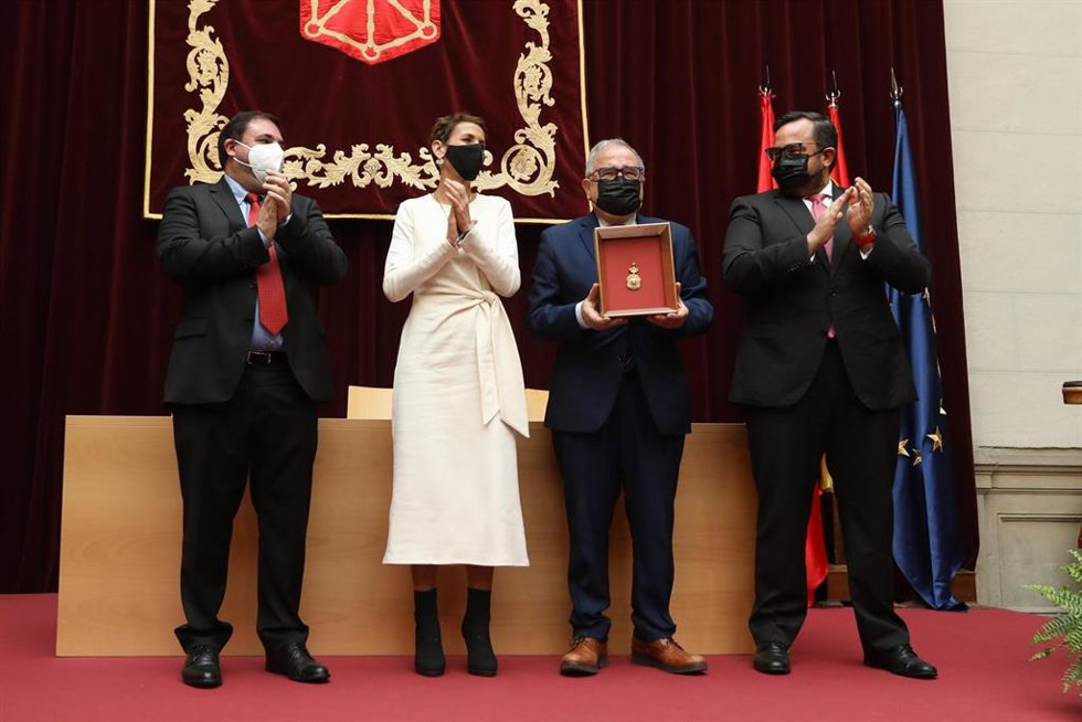 El presidente del  Club Atlético Osasuna, Luis Sabalza, recoge la Medalla de Oro de Navarra 2021