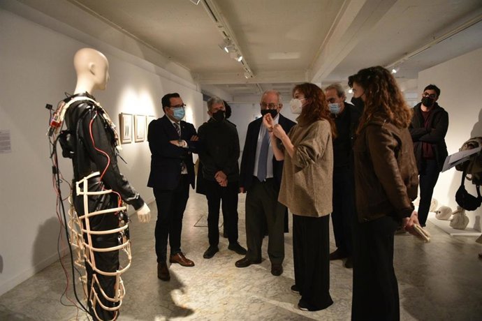 El Primer Galardón ha sido para Rebeca Martínez Alcón (Rebeca Malcón) con la obra Traje Altavoz