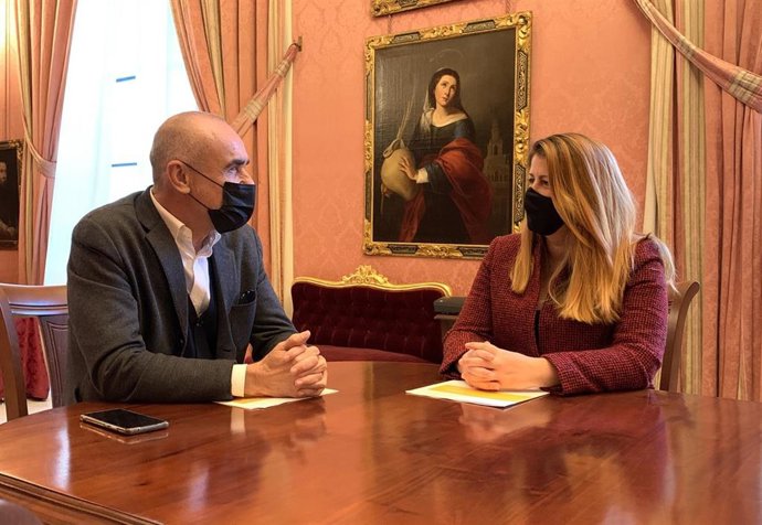 El delegado de Hábitat Urbano, Turismo y Cultura, Antonio Muñoz, y la concejal de Podemos, Susana Serrano.