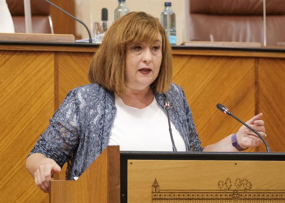 Archivo - La parlamentaria del PSOE-A Soledad Pérez, en una foto de archivo en el Pleno del Parlamento andaluz.