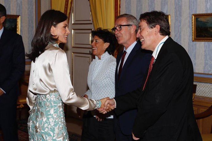Archivo - La Reina Letizia saluda al director del Instituto Cervantes, Luis García Montero, a su llegada a una reunión anual del Patronato del Instituto Cervantes