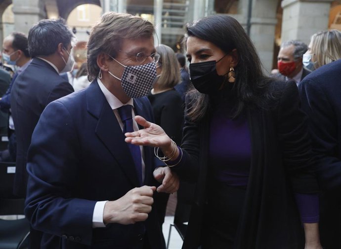 El alcalde de Madrid, José Luis Martínez-Almeida y la portavoz de Vox, Rocío Monasterio, en los actos conmemorativos del 43 aniversario de la Constitución Española, en la Puerta del Sol, a 3 de diciembre de 2021, en Madrid (España). La Constitución Esp