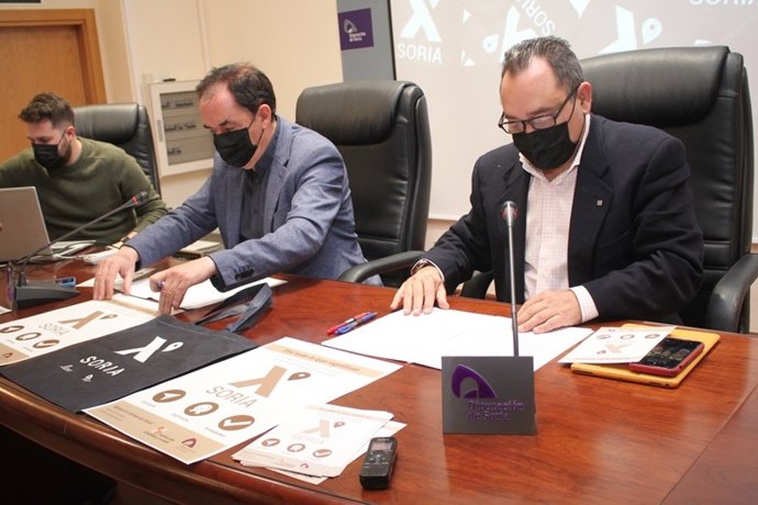 A la izda, Benito Serrano, junto a Saturnino de Gregorio (dcha) presentan la campaña 'Tiendas Vivas'.