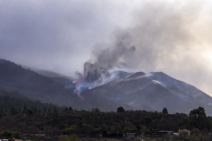 Apertura de nuevos centros de emisión al noreste del cono principal del volcán de La Palma, a 29 de noviembre de 2021, en los Llanos de Aridane