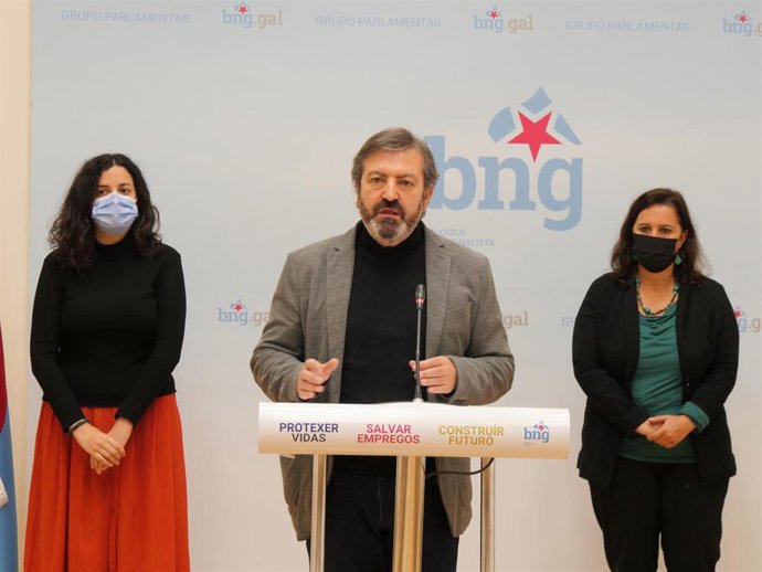 Los diputados del BNG Luis Bará y Noa Presas junto a la portavoz del Bloque en Europa, Ana Miranda, en una rueda de prensa en la Cámara autonómica