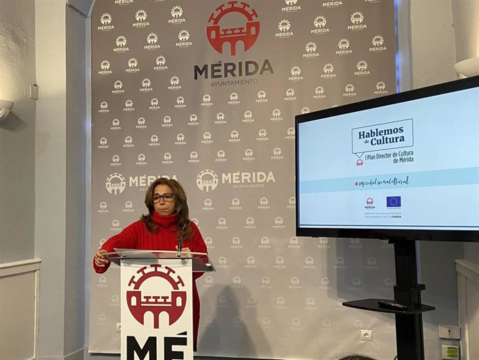 La delegada de Cultura del Ayuntamiento de Mérida, Silvia Fernández, en rueda de prensa