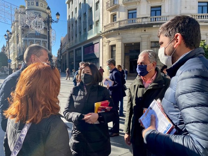Reparto de banderas y de ejemplares de la Constitución en el centro de Sevilla