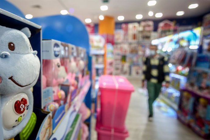 Un empleado camina por un pasillo de su tienda de juguetes de la empresa Toy Planet, a 5 de noviembre, en Pozuelo de Alarcón, Madrid, (España). La escasez de algunas marcas alcohólicas en España y los retrasos por las importaciones de componentes y jugu