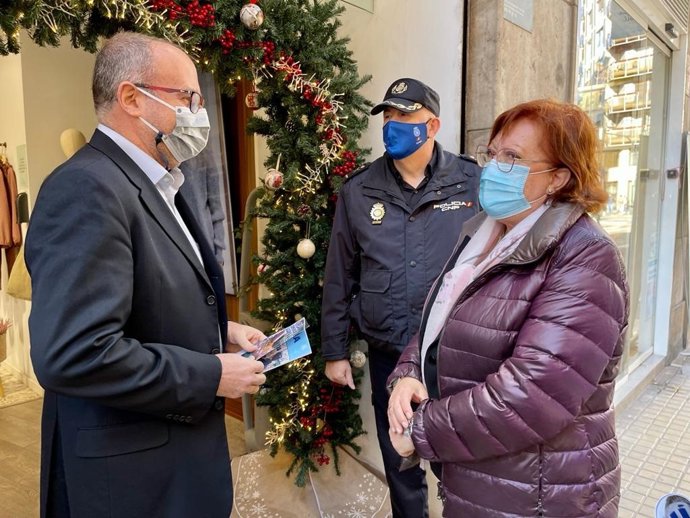 El jefe superior de Policía Nacional, Jorge Martí, y la delegada del Gobierno, Gloria Calero