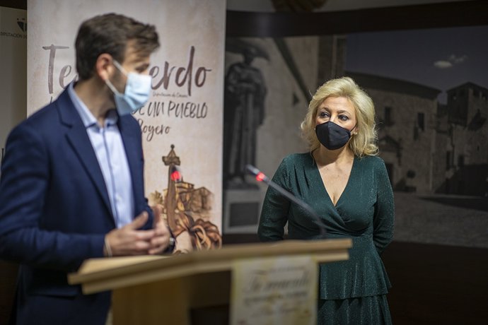 El diputado provincial de Cultura, Fernando Grande, y la cantante Pilar Boyero en la presentación del programa 'Te recuerdo...La memoria de un pueblo', que vuelve a las residencias de la provincia de Cáceres