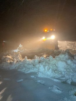 Estado de la carretera en Estacas de Trueba como consecuencia de la intensa nevada caída.