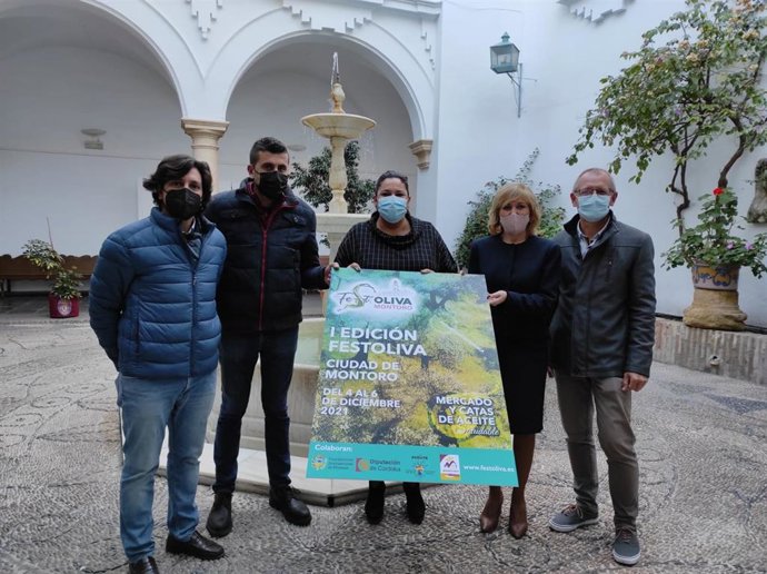 La vicepresidenta primera de la Diputación de Córdoba, Dolores Amo (centro), en la presentación de Festoliva.