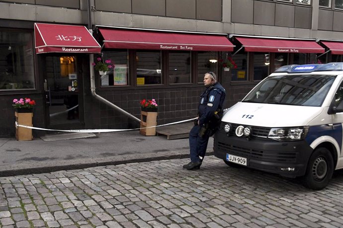 Archivo - 08 July 2020, Finland, Helsinki: A police officer stands in front of a restaurant on Rauhankatu road after a shot has been fired at a restaurant. Photo: Vesa Moilanen/Lehtikuva/dpa
