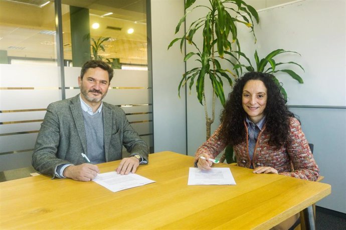 Firma del acuerdo entre Triodos Bank y La Bolsa Social.