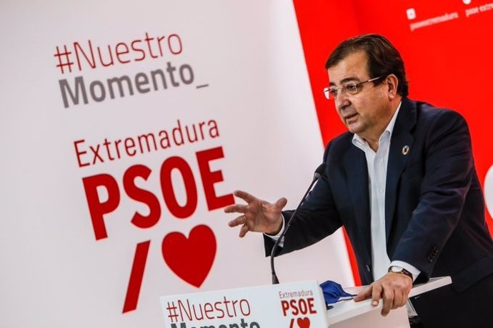 Guillermo Fernández Vara, en una rueda de prensa en Mérida.