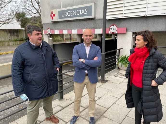 Los concejales de Foro Asturias en Gijón, Pelayo Barcia, Jesús Martínez Salvador y Montserrat López, a la entrada del hospital de Cabueñes (Gijón)