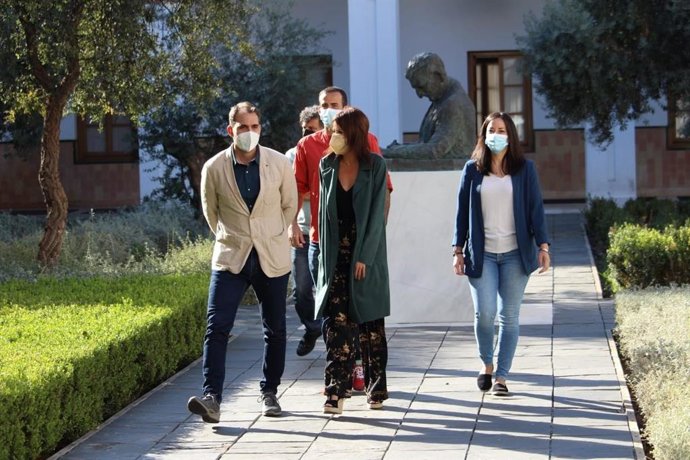 Archivo - Los portavoces de Unidas Podemos por Andalucía, Toni Valero y Martina Velarde, en una foto de archivo en el Parlamento andaluz.
