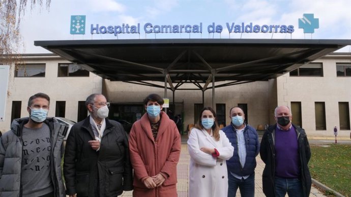 La portavoz nacional, Ana Pontón, ante el hospital de Valdeorras