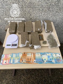 Droga y dinero intervenido a dos detenidos en Ourense.