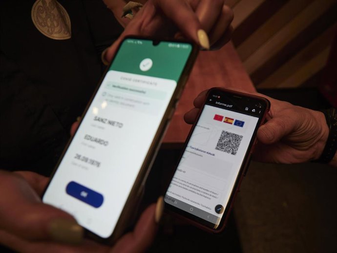 Una persona muestra su certificado de vacunación contra el Covid-19 en imagen de archivo