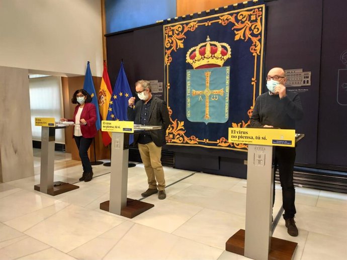 El director general de Salud Pública del Principado, Rafael Cofiño, ha comparecido en rueda de prensa junto a la directora gerente del Sespa, Concepción Saavedra, y el jefe de Alerta y Emergencia sanitaria, Miguel Prieto.